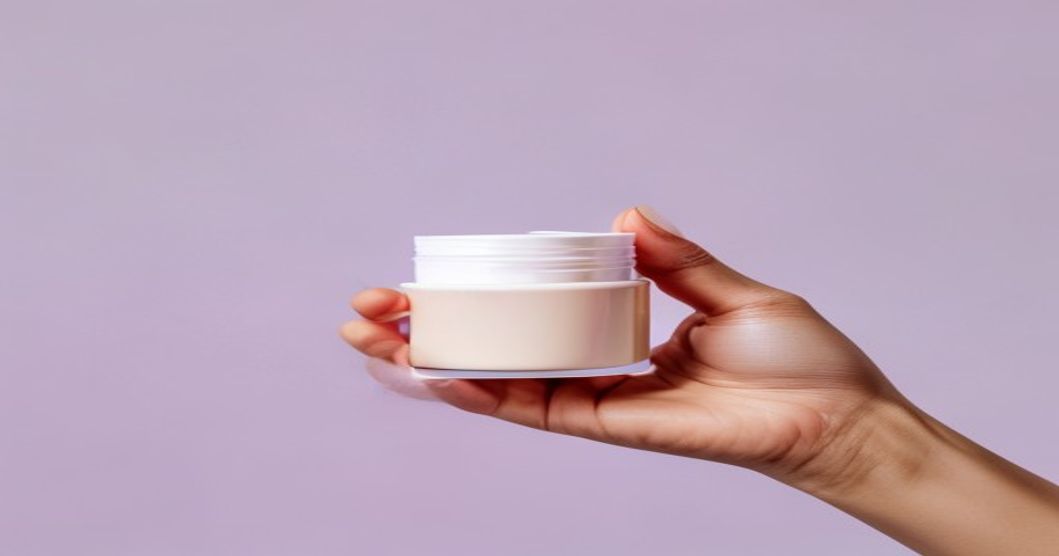 Ceramide-rich moisturizer texture and consistency for combination skin application