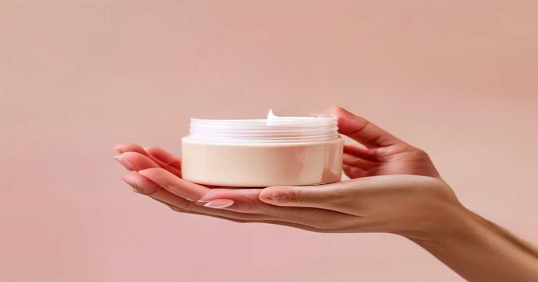 Moisturizer cream texture and consistency for acne treatment application